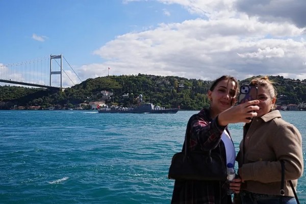 Donanmada gövde gösterisi! Saat 09:40'da peş peşe boğazdan geçtiler